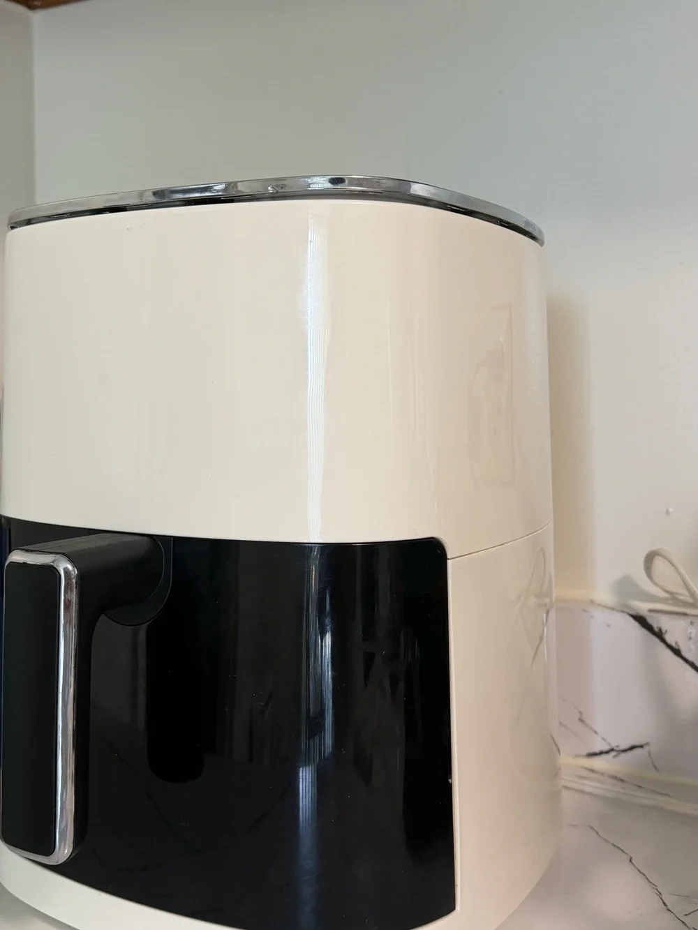 Cream and Black Compact Air Fryer